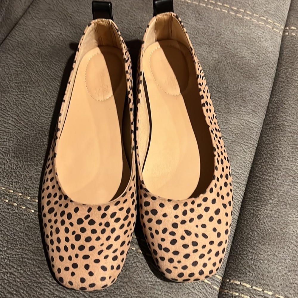 Universal Thread Women’s tan with leopard print soft flats size 7.